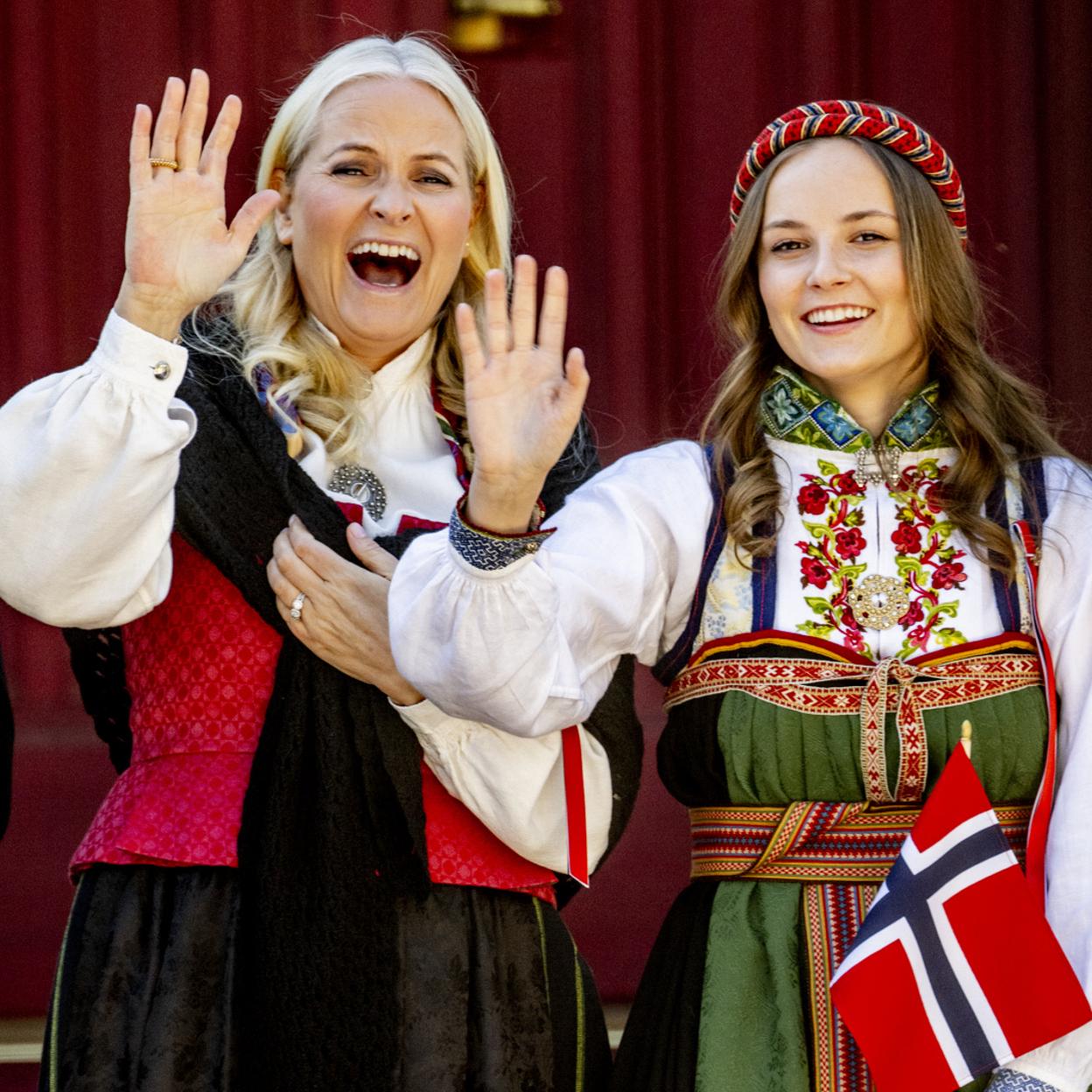 La princesa Mette-Marit y su hija Ingrid Alexandra, vistiendo el traje típico noruego. 