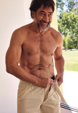 Imagen secundaria 2 - Javier Bardem fotografiado por Penélope Cruz. 