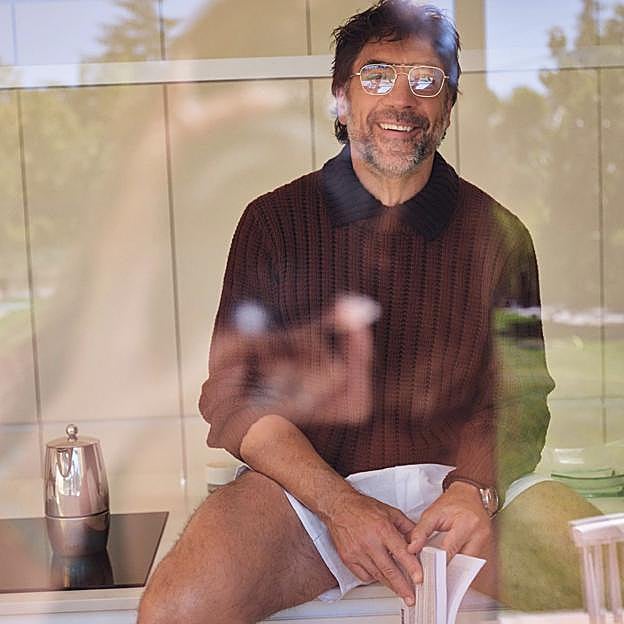 Imagen principal - Javier Bardem fotografiado por Penélope Cruz. 