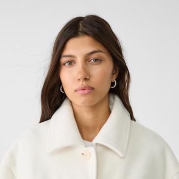 Imagen secundaria 1 - Abrigo con detalle de flecos de Stradivarius.