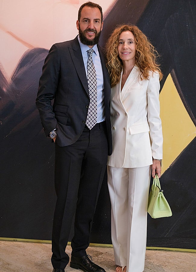 Imagen - Blanca Cuesta, con traje blanco, junto a su marido Borja Thyssen. GTRES.