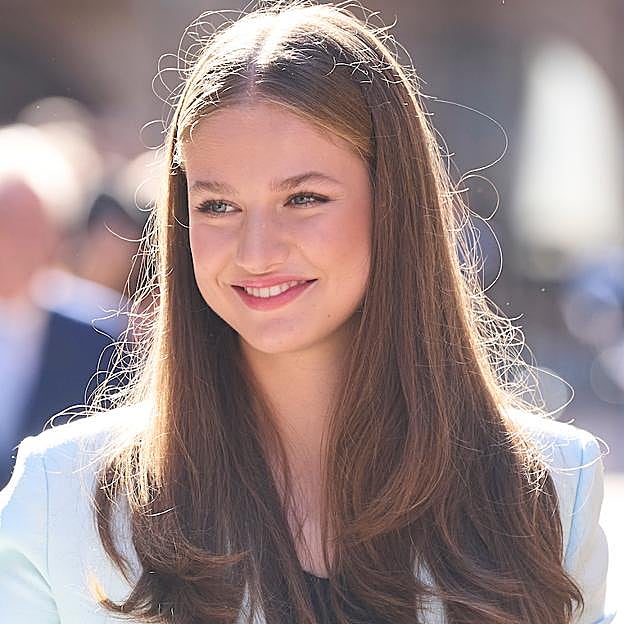Leonor vuela sola en los Premios Princesa de Asturias: destaca en simpatía pero puede mejorar fallos de protocolo, errores con el estilismo y una melena que ni ella se atreve a tocar 