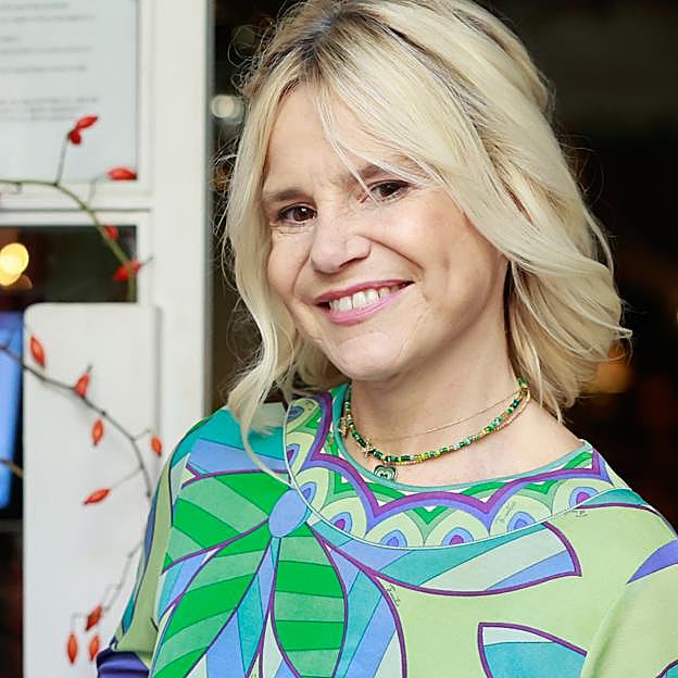 Eugenia Martínez de Irujo sorprende con un look de experta (y made in Spain) con sobrecamisa a modo de top