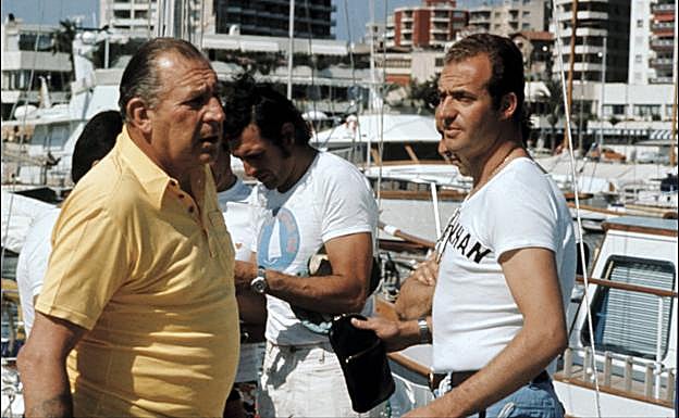 Don Juan junto a su hijo, el rey emérito Juan Carlos I. 