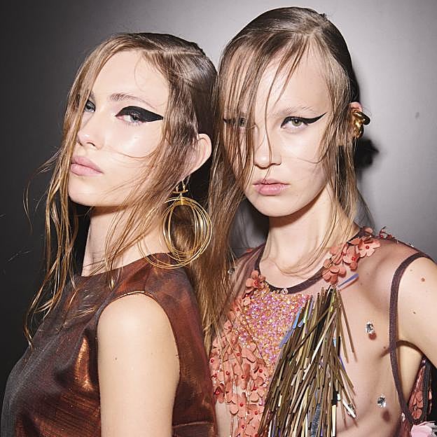 Imagen principal - El beauty look del desfile de Juan Duyos realizado por Yos Baute. 