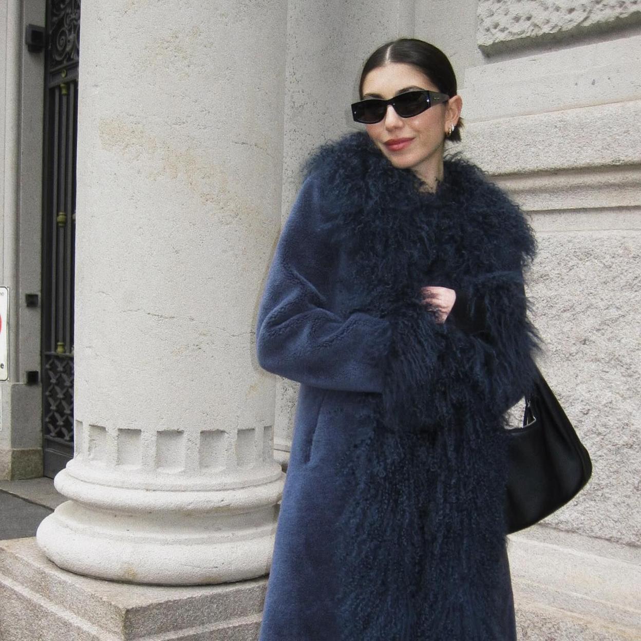 Influencer con abrigo de doble faz