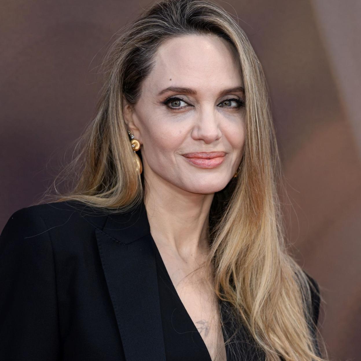 Angelina Jolie antes, con el pelo liso.