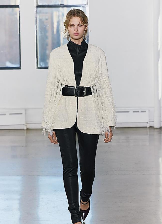 Imagen - Chaqueta con detalle de flecos de Zara.