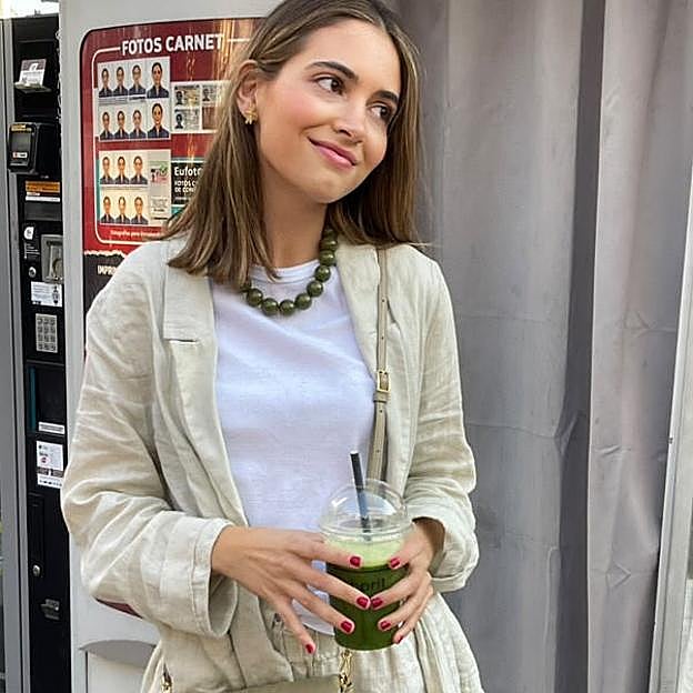 Imagen principal - El collar de Ane&Grace, Lucía Bárcena con un collar de Alice&Co y los collares de de Alice&Co.