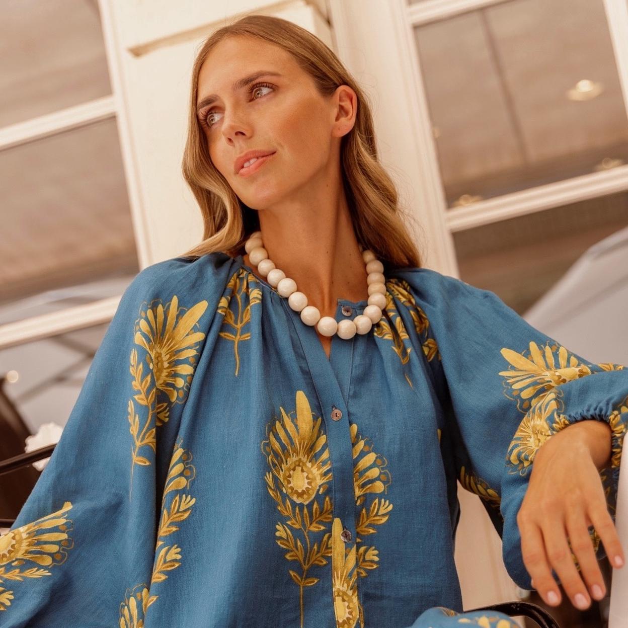 la influencer Lucía Bárcena con un collar de bolas.