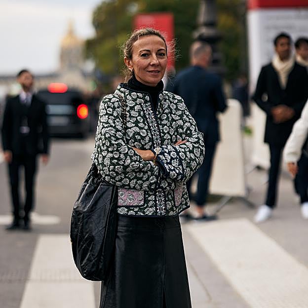 Seis faldas de piel midi que combinan con todo y son muy elegantes