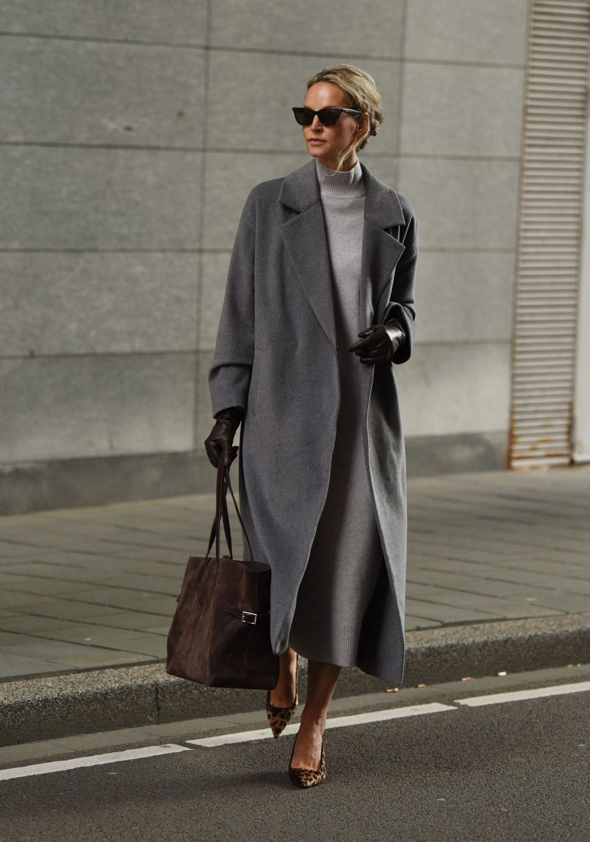 Influencer con total look gris tendencia para otoño