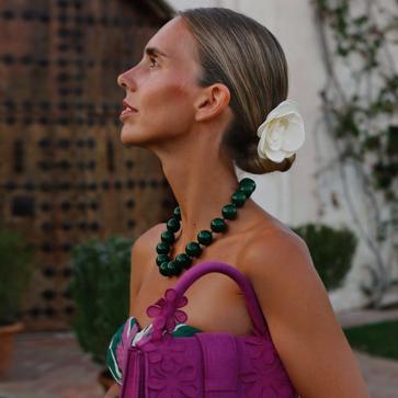 Imagen secundaria 1 - El collar de Ane&Grace, Lucía Bárcena con un collar de Alice&Co y los collares de de Alice&Co.