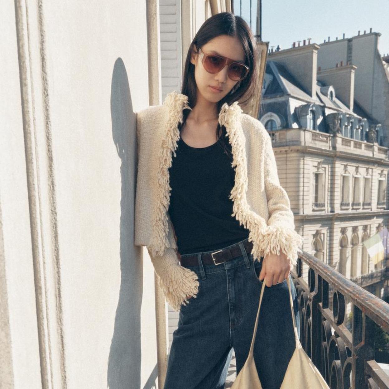 Un look con chaqueta de flecos de Zara.