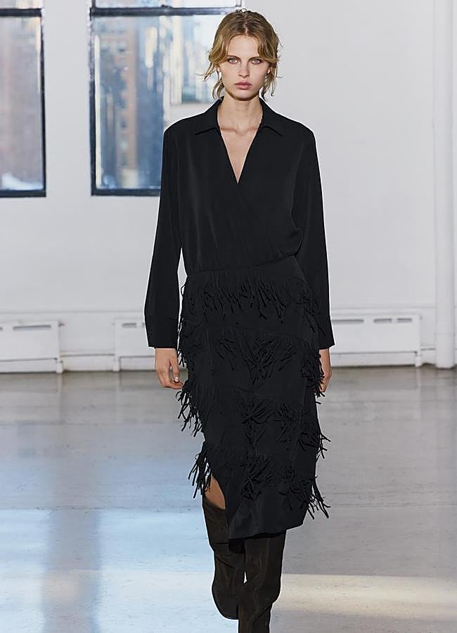 Imagen - Vestido negro con detalle de flecos de Zara.