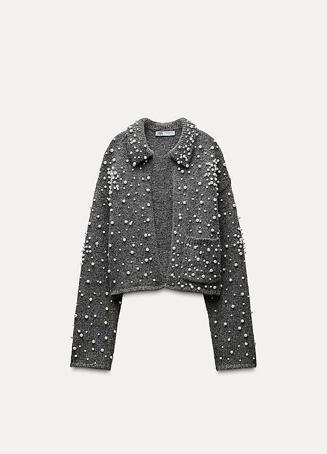 Imagen - Abrigo de punto con detalle de perlas de Zara.