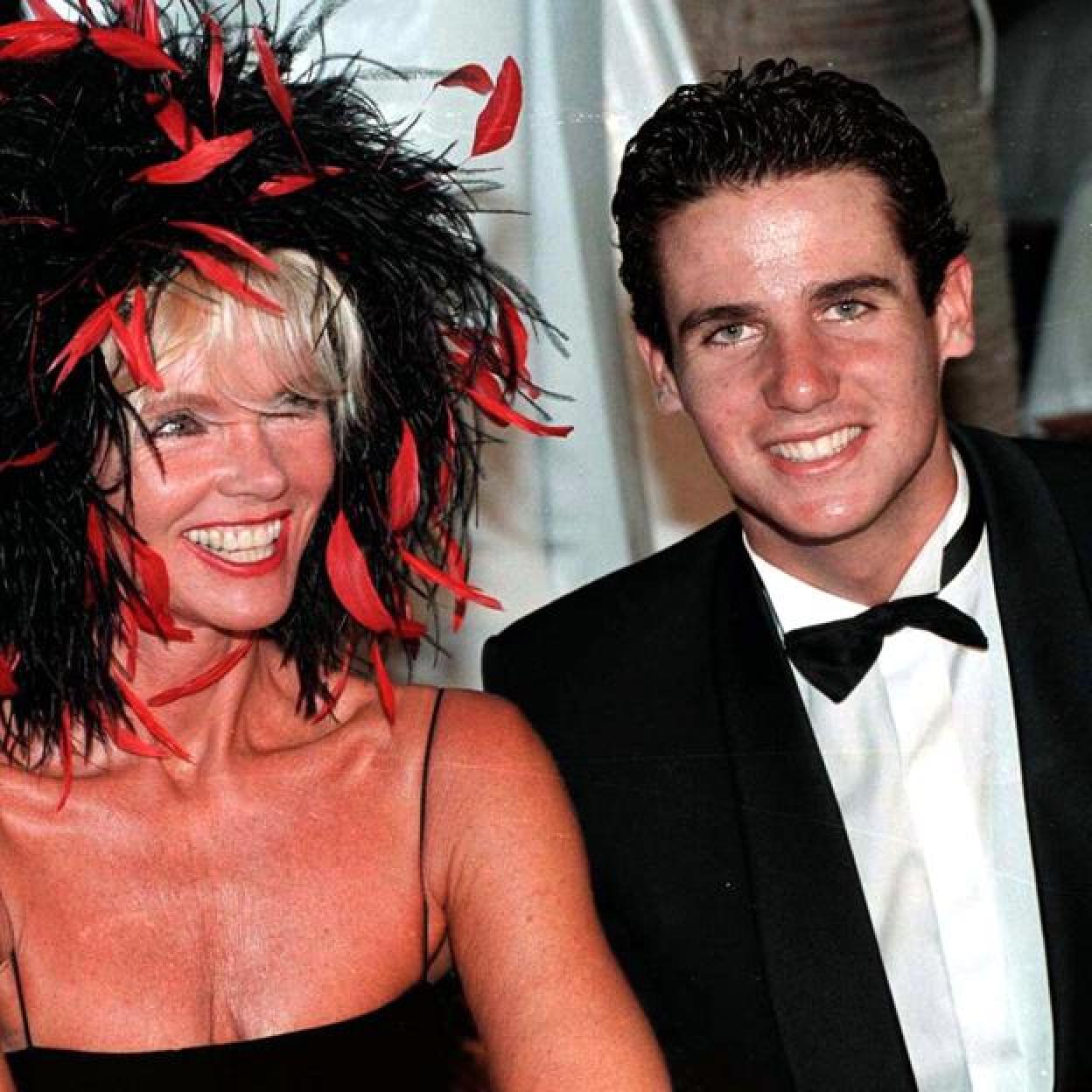 Gunilla von Bismarck, con su hijo, Francisco, en una foto retrospectiva. 