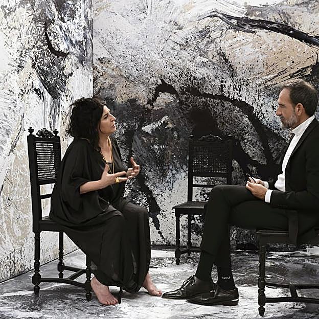 Lita Cabellut en su estudio, charlando con el comisario Eloy Martínez de la Pera. 