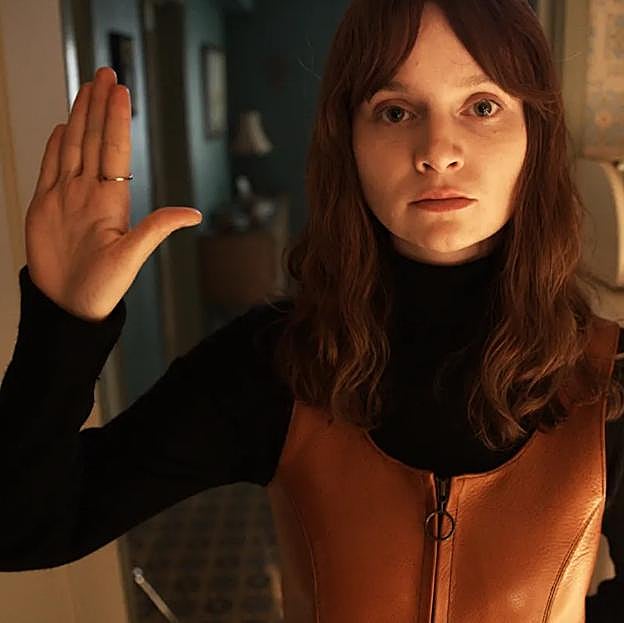 Lola Petticrew como Dolores Price en una imagen de la serie No digas nada. 