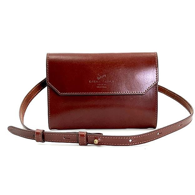 Sobre bandolera de Daniel Chong, 120 euros.