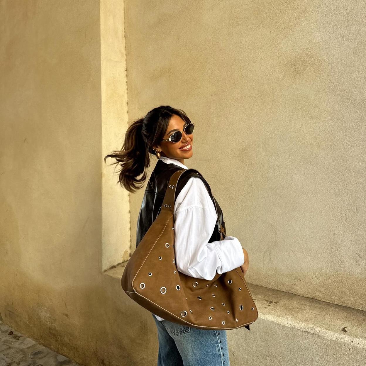 Influencer con bolso tendencia de Parfois
