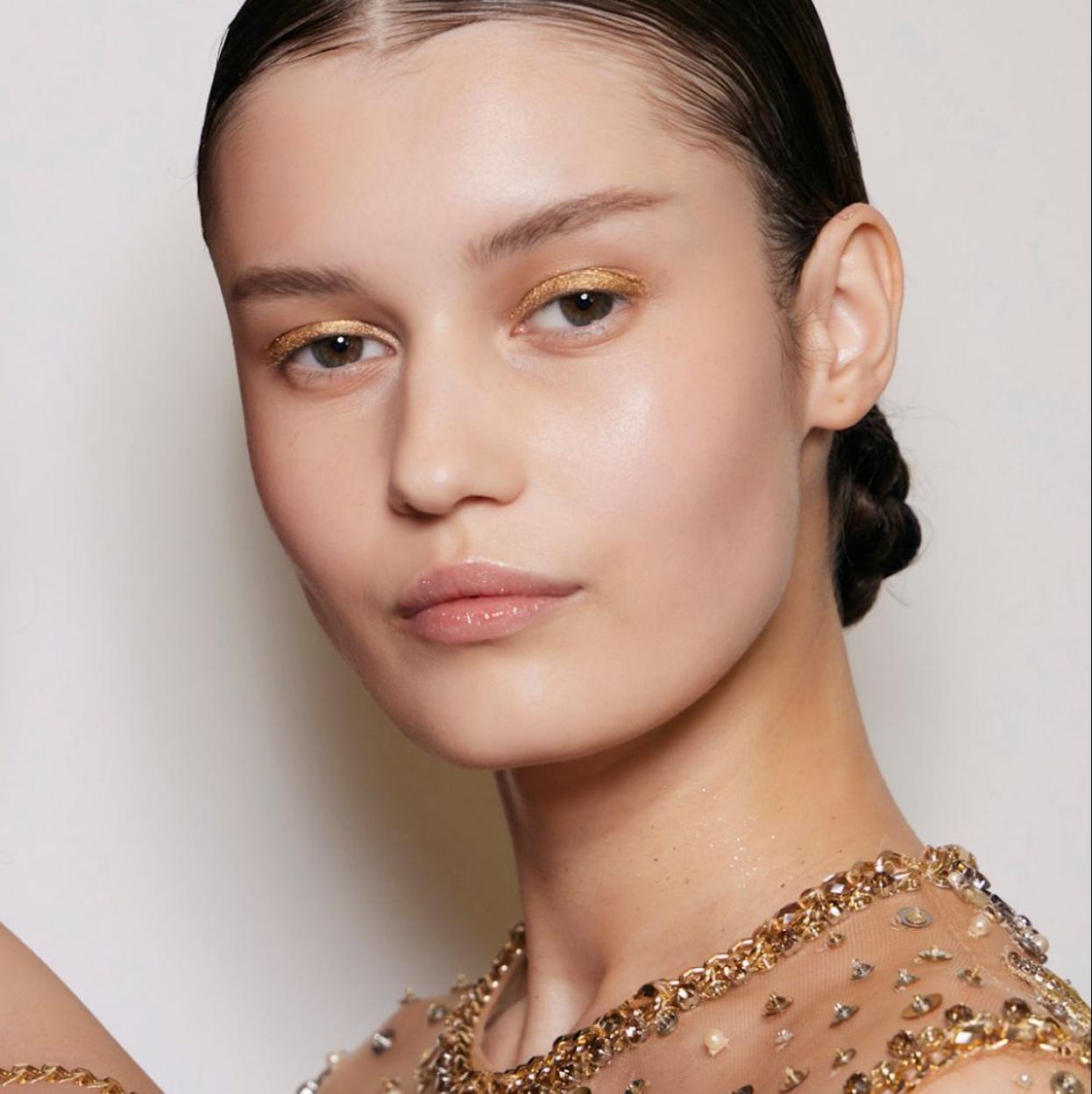 Modelo con piel hidratada y uniforme