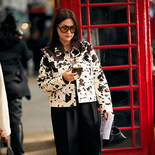 Los mejores pantalones de pinzas en negro para renovar el básico que no falla año tras año