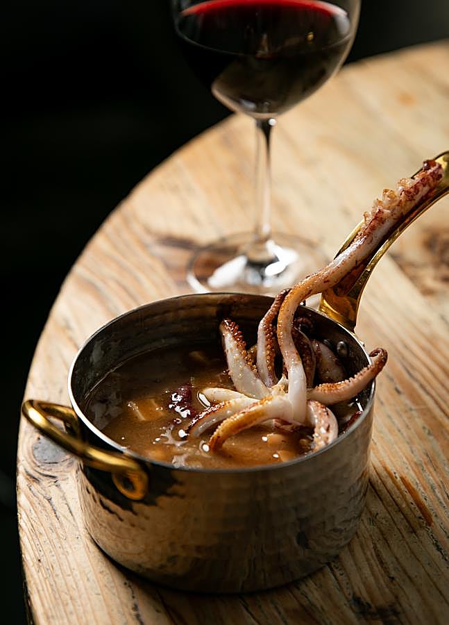 Imagen - La alubia roja de Tudela y calamar de anzuelo, uno de los platos del menú degustación homenaje al Siglo de Oro de La Lonja del Mar. / DR