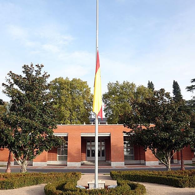 La bandera ondea a media asta en el palacio de la Zarzuela. 