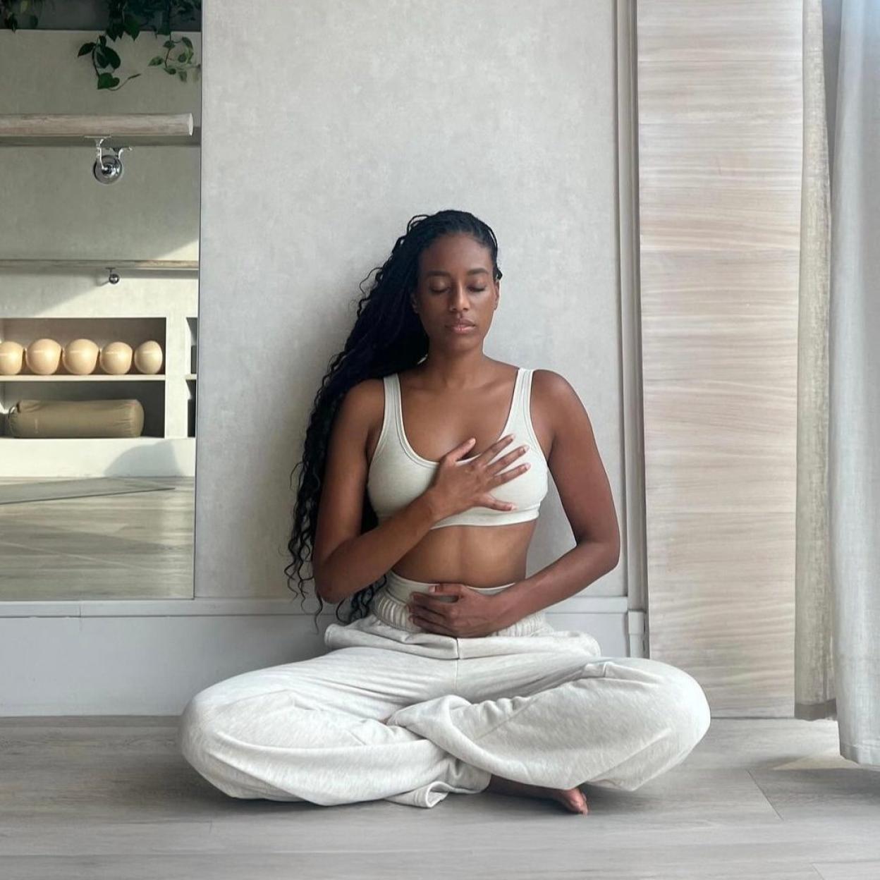 Mujer practicando yoga. 