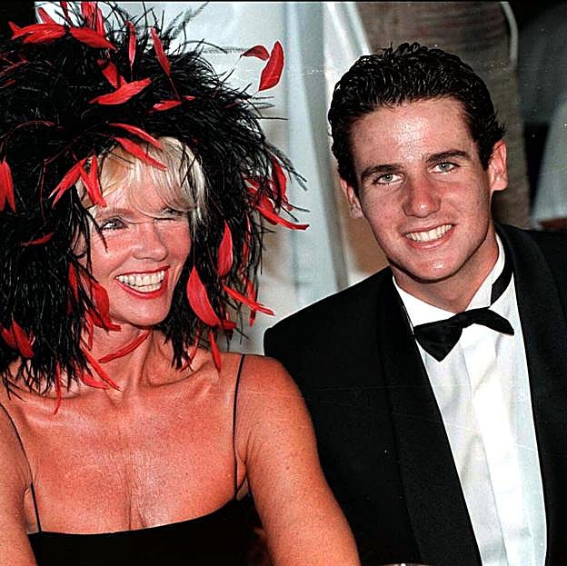 Gunilla, con su hijo, Francisco Ortiz, en una fiesta. 