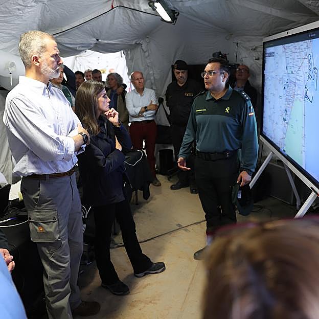 La reina Letizia y el rey Felipe se reúnen con el puesto de mando avanzado en Paiporta (Valencia) para conocer las labores de rescate y recuperación.