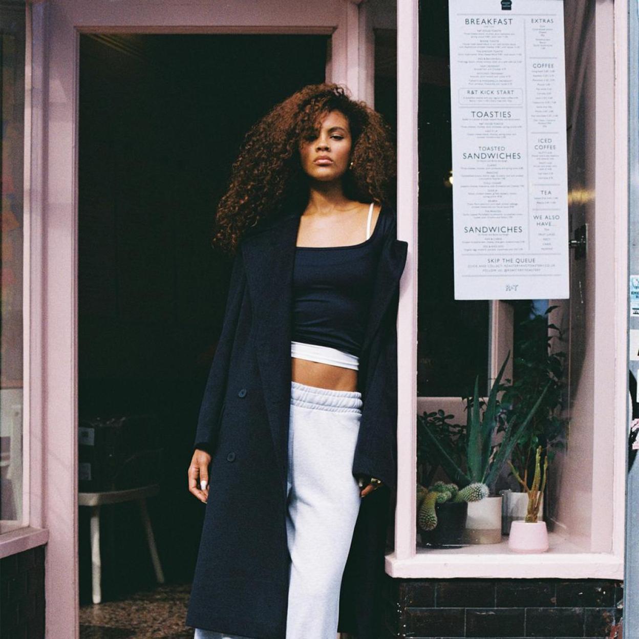 Vestidos midi, bolsos de colores y pantalones en colores otoñales de la nueva colección de Stradivarius, para refrescar totalmente tu armario.