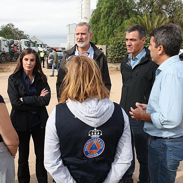 Los reyes Letizia y Felipe conociendo las labores a rescate y recuperación de Protección Civil en Valencia junto a Pedro Sánchez y Carlos Mazón, Presidente de la Comunidad Valenciana.