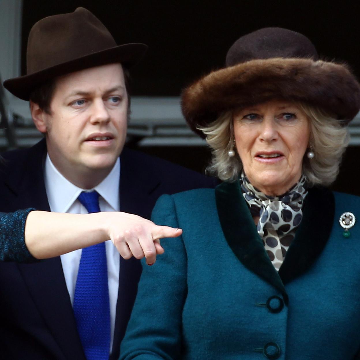 La reina Camilla y su hijo Tom Parker Bowles. 