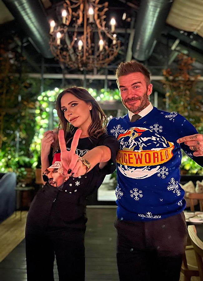 Imagen - David y Victoria Beckham con jerséis navideños feos.
