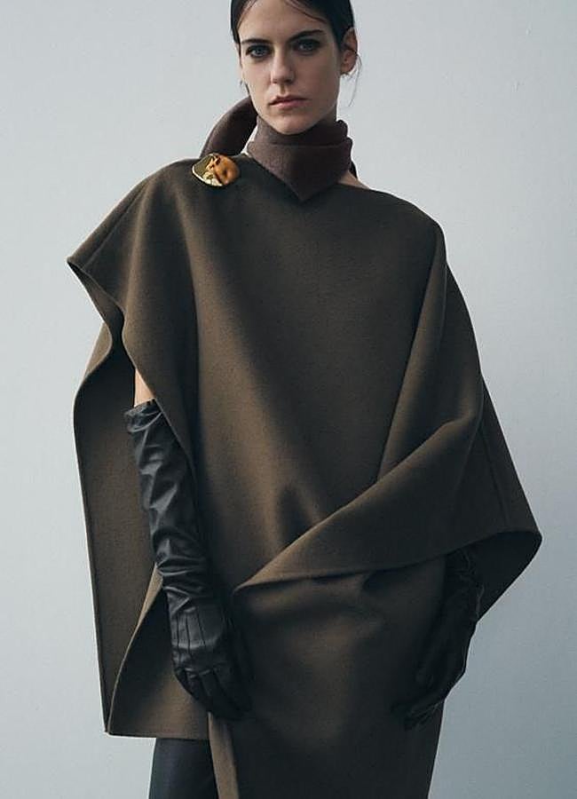 Imagen - Capa de lana larga con broche dorado