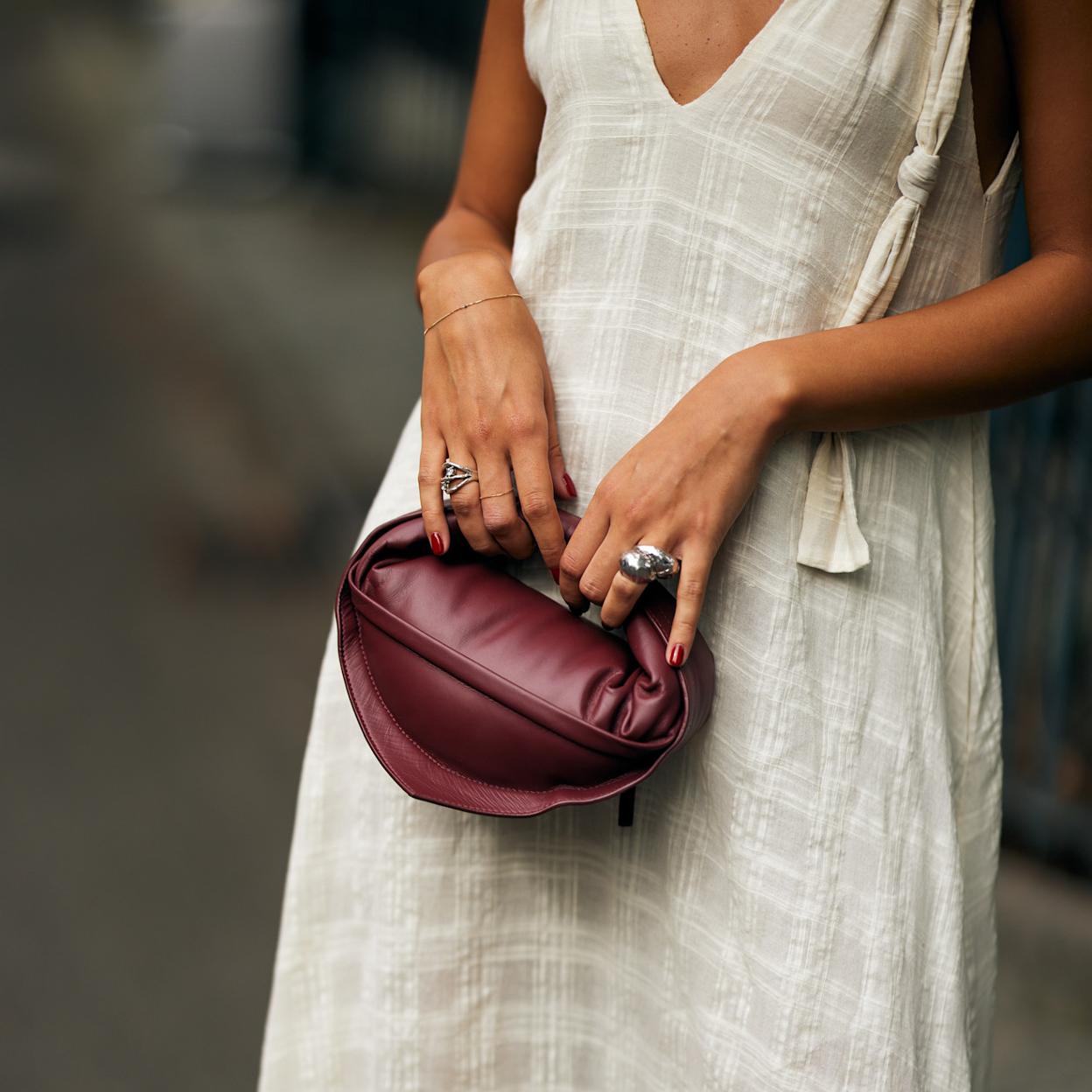 Mezclar joyas doradas y plateadas se lleva y estos son nuestros favoritos