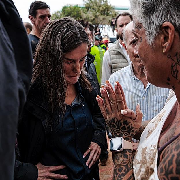 Las lágrimas y gestos de dolor de la reina Letizia fueron constantes durante toda su visita a Paiporta. 