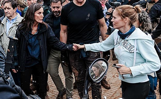 La reina Letizia no quiso refugiarse en el coche cuando comenzó la lluvia de barro sobre los reyes en Paiporta. 