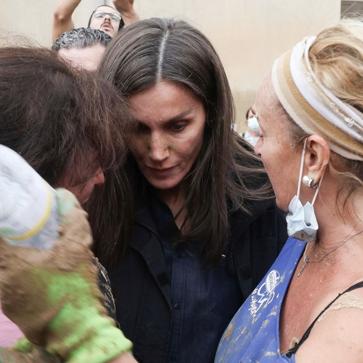 Imagen secundaria 1 - La reina Letizia consoló a las vecinas de Paiporta que se acercaron a ella. 