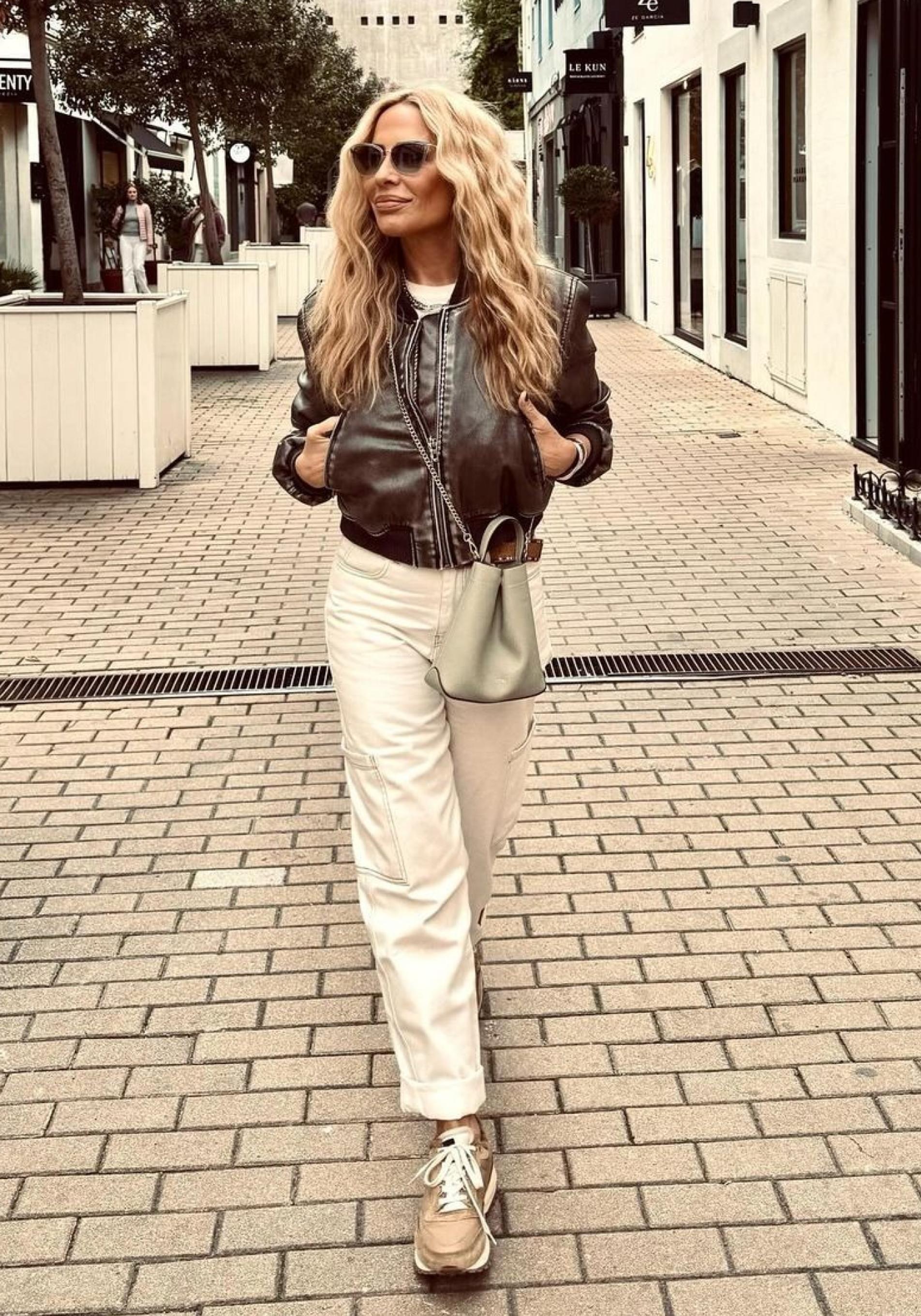 Marta Sánchez con una cazadora de estilo motero.