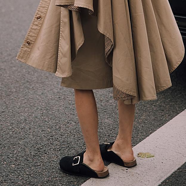 Seis zuecos que las danesas llevan en otoño con vaqueros: cómodos y elegantes 