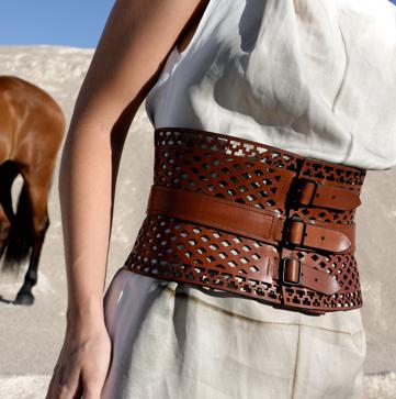 Imagen secundaria 1 - Los complementos perfectos de Dorantes Harness: su bolso Park Drag en una nueva versión, un original cinturón y los nuevos brazaletes de la firma de lujo silencioso.