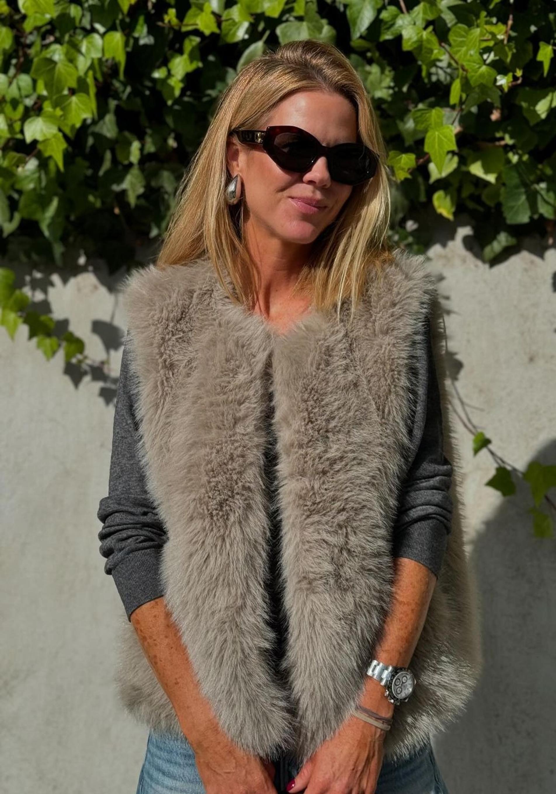 Amelia Bono con un chaleco de pelo.