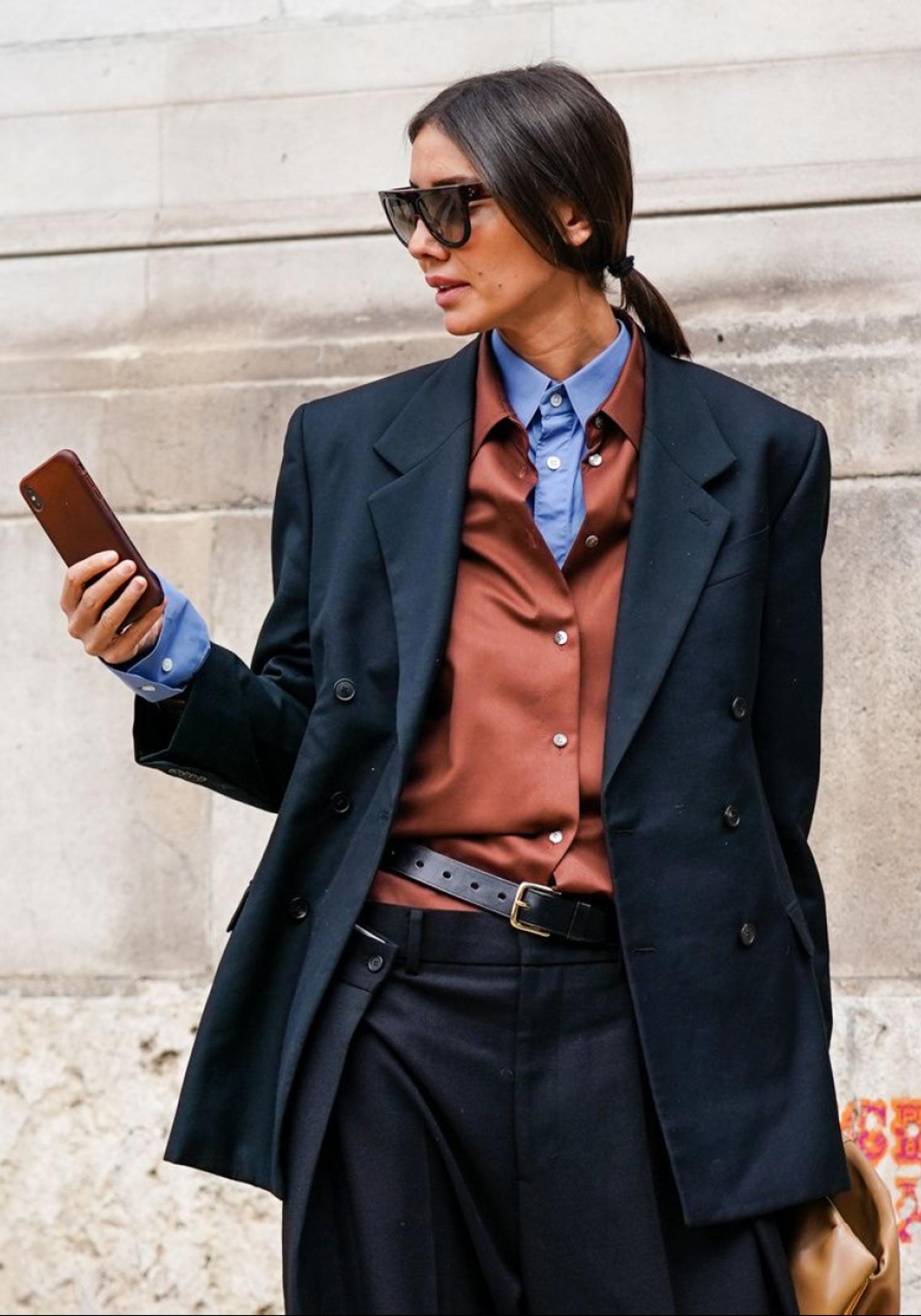 Influencer con blusa satinada