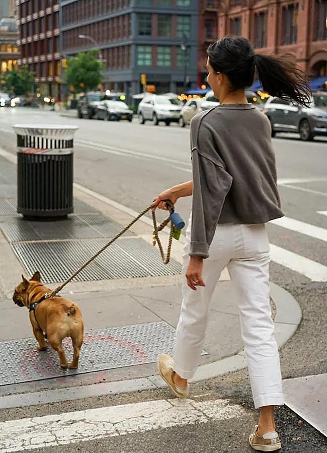 Imagen - Mujer paseando con su perro/PEXELS