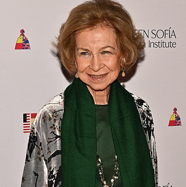 La reina Sofía estrena el look bohemio más elegante en Nueva York: abrigo de terciopelo y accesorios maxi