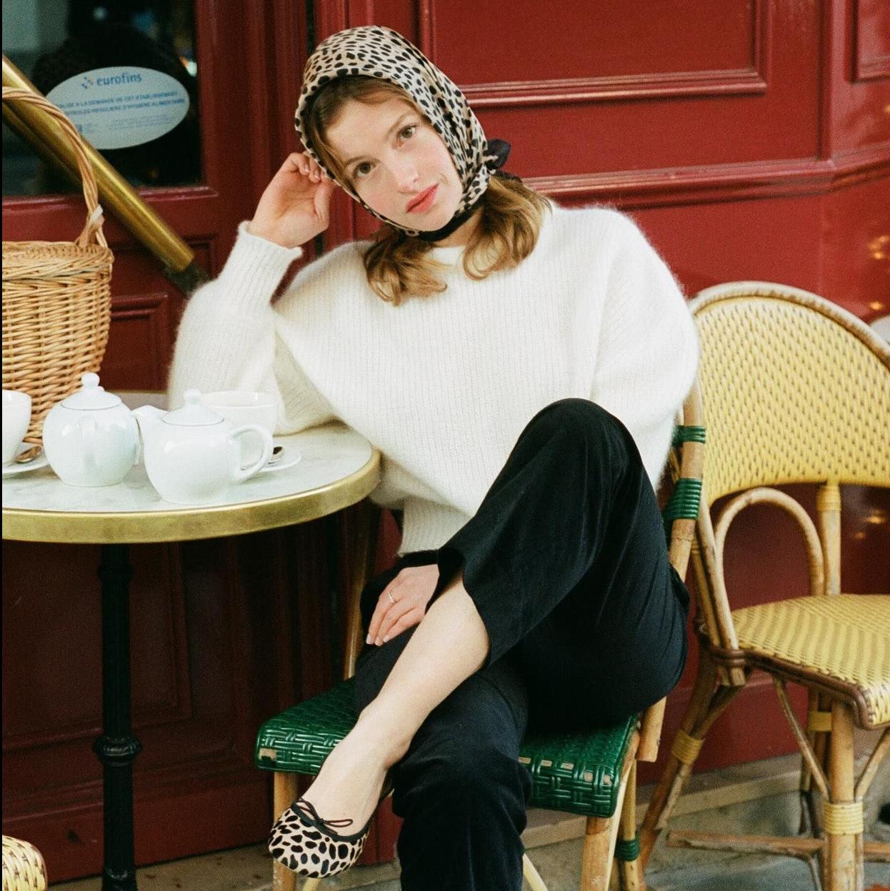 Influencer francesa con jersey básico