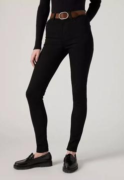 Imagen secundaria 2 - Isabel Díaz Ayuso arriesga con un look cómodo e inesperado: pitillos y botas moteras